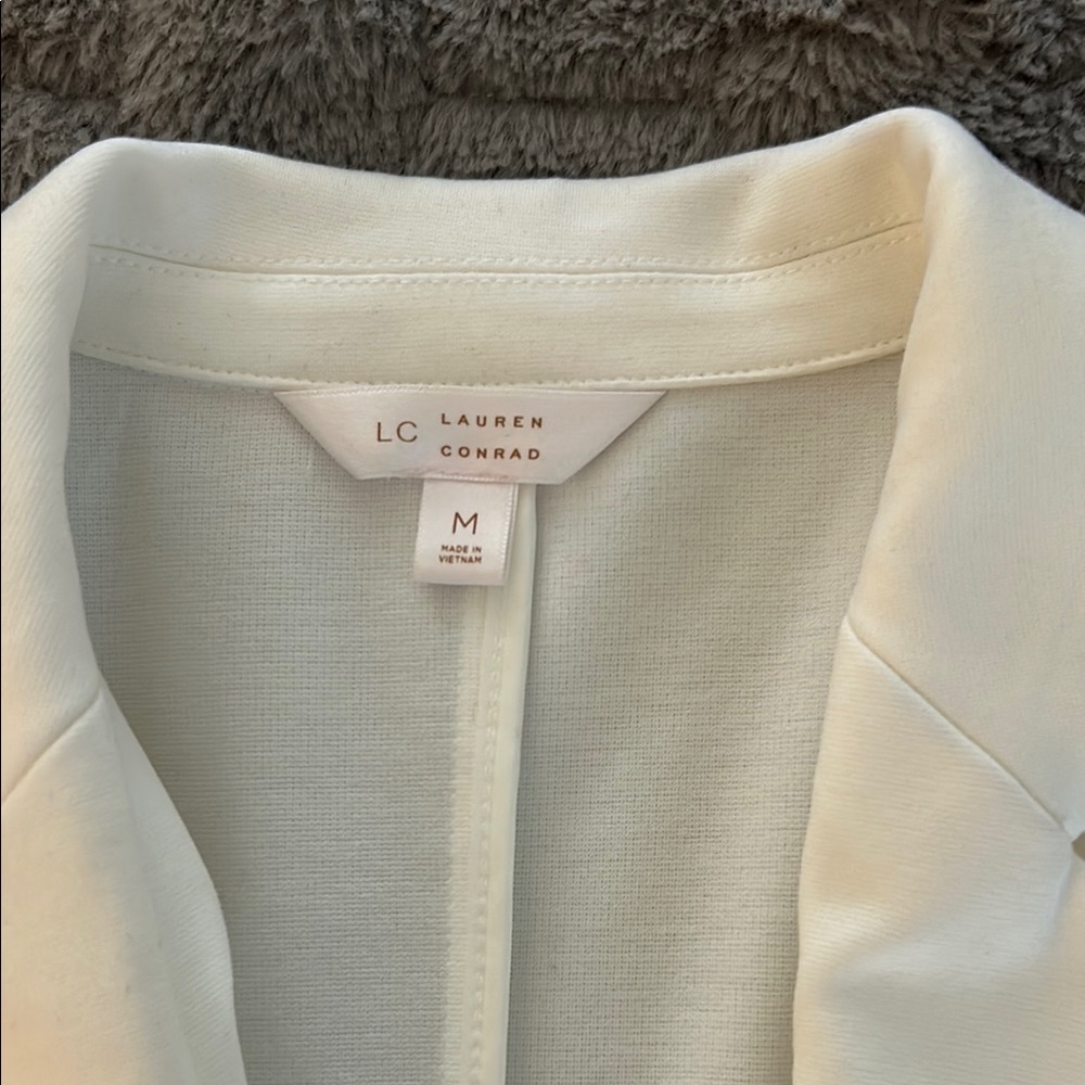 Elegant White Blazer - Picture 2 of 3